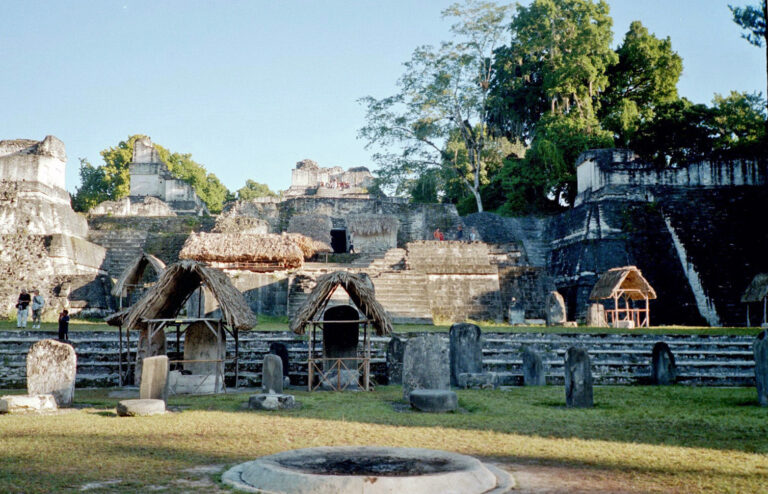 Tikal_Marzo_2003_-_Stelae_with_thatched_roofs